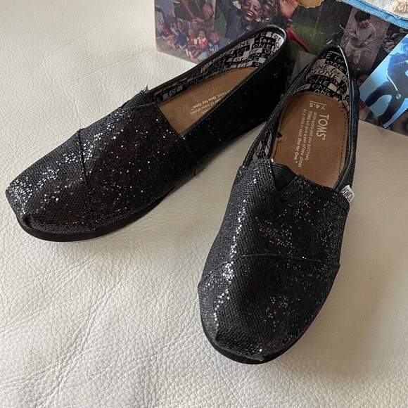 NEW in Box TOMS Youth Black Glitter Classics Slip on Shoes - Picture 2 of 3
